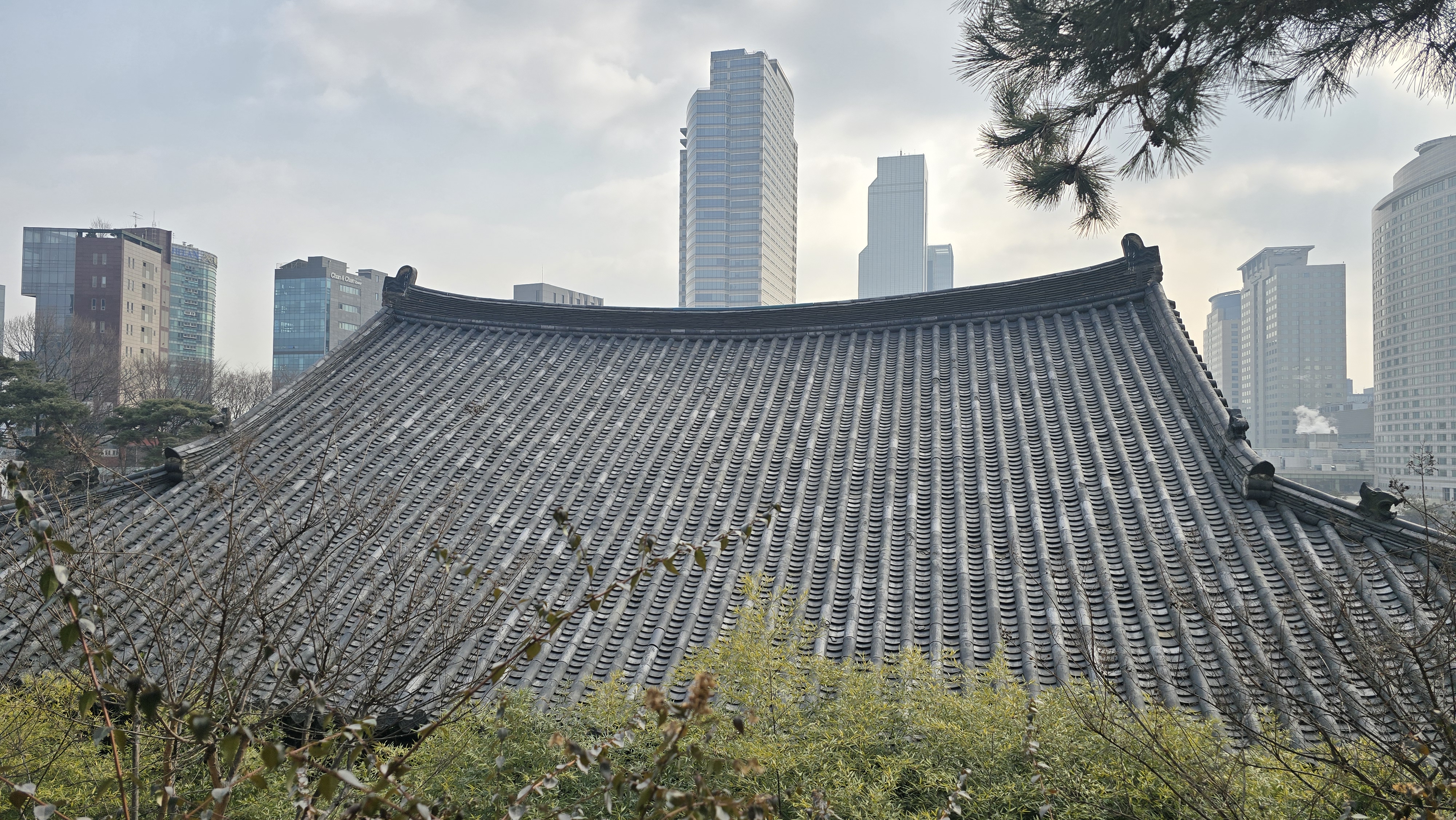 GANGNAM Bongeun Temple roof view